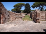 02940 ostia - regio v - insula v - terme dell'invidioso (v,v,2) - raum d - frigidarium - westseite - bli ri norden - 06-2024.jpg